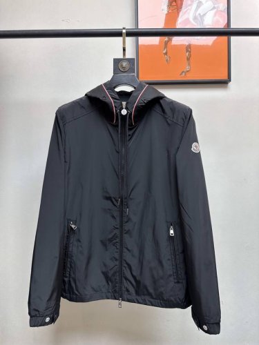 Moncler 2025最新款上市！连帽织带钢印夹克外套 ，爆款高端定制，品质经得起任何形式检验，呈现一种焕然一新，赋予你与众不同的上身体验！均经过严格的挑选工