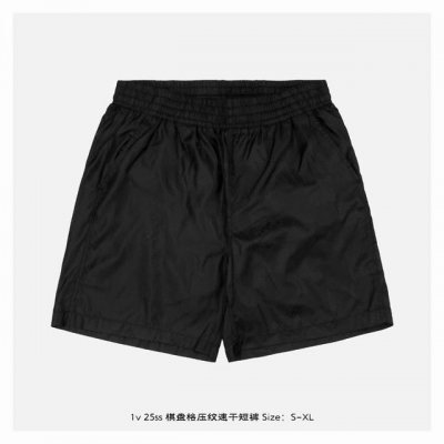 lv 25Ss 棋盘格压纹速干短裤 采用高密度锦纶混纺材质，结合立体剪裁工艺，实现快速排湿与清爽触感，满足全天候海滨活动需求，全幅铺陈品牌标志性棋盘格纹，通过渐