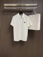 prada 新款经典休闲商务短袖polo衫，胸前金属Logo，客供定制纽扣，Os版型和精致的裁剪，经典款polo 珠地棉相比普通的针织布更加的透气、干爽和耐洗。