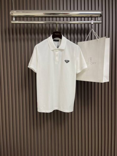 prada 新款经典休闲商务短袖polo衫，胸前金属Logo，客供定制纽扣，Os版型和精致的裁剪，经典款polo 珠地棉相比普通的针织布更加的透气、干爽和耐洗。