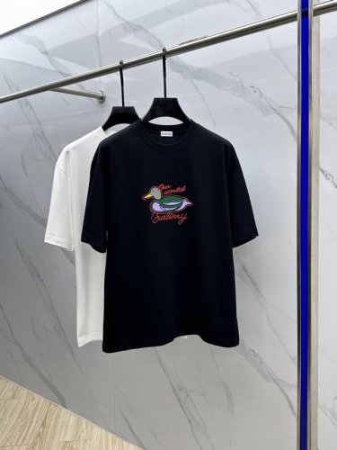 Burberry*巴宝莉 2025Fw春夏新品圆领打底外穿T恤 立体感Logo微廓形半袖纯棉打底 手感面糯有骨感 柔而有韧性 工艺处理 韧性和抗皱性能得到大幅度