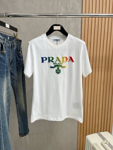 prada普拉达 2025春夏新款首发专柜最新款短袖圆领T恤 高端订制 设计前卫时尚！品牌Logo牙刷绣重工艺设计 高端定制纯棉面料.手感柔软.穿着舒适.专柜级