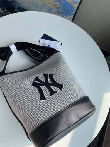 细节图] 上新 过验版本 三联吊牌可扫码！ Mlb韩国品牌新品爆款复古水桶包 火爆全网的一个系列 专柜同步在售 包身采用高级帆布材质 Ny字母层层高密度重工刺绣