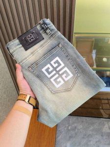 纪梵希 新款来袭2630新春爆款新品 专柜有售 实体店极品牛仔裤专柜原版1:1好货 适合各个年龄段 市场最高版本的欧洲进口面料 舒适柔软亲肤 上身效果超级棒时尚