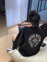 高版本130【Ch克罗心马蹄刺绣毛衣】 chrome Hearts Ch克罗心马蹄刺绣圆领套头毛衣，现在的温差最实用的外套 毛衣软糯糯的手感超好 前后刺绣设计哦