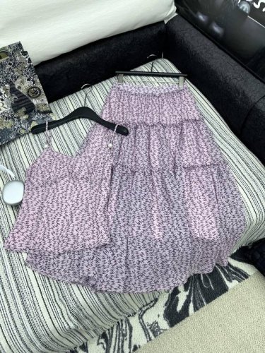 爆款现货 原单品质 Chane*｜ 25Ss 春夏新款可调节印花吊带｜半裙 系列款 珍珠装饰 精致印花！ 高品质面料质感无敌！ 减龄少女气质百搭， 经典小A版型