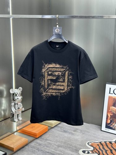 Fendi 2025春夏新款首发专柜最新款短袖圆领T恤 高端订制 设计前卫时尚！品牌Logo重工艺设计 高端定制230克面料.手感柔软.穿着舒适.专柜级别精致车