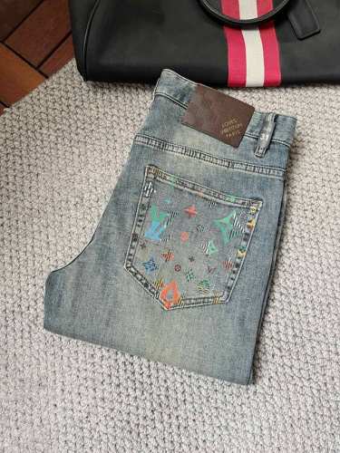 Lv‘’25S春夏男士直筒牛仔裤.......棉质牛仔面料打造 质地柔软又不失筋骨，手感干爽有韧性 经典的标志性浮雕徽标，灵魂般的点缀 各项指标皆为上品，自然带