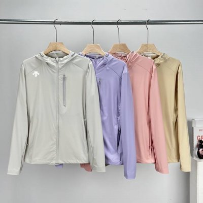 供 。迪桑特女款冰爽防晒衣 Upf + 颜色：粉色，杏色，银灰色，香芋紫 面料：90%锦纶，10%氨纶 25年夏季轻量透气外套B1163情侣款防风防晒衣 好久没