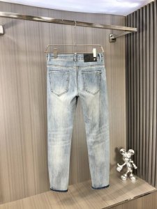 Ferragamo 菲拉格慕 2025春夏最新推出男士牛仔裤新品 重工水洗牛仔面料 定制面料和一般牛仔布料比起来 更加柔软舒适 超重工洗水工艺 双工艺洗水 整条