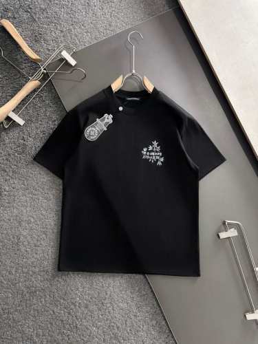ch 2025Ss春夏最新款圆领时尚短袖T恤，官网同步，专柜纯棉面料！贴肤舒适，耐看又好穿，经典简约Logo设计，原厂工艺一丝不苟，型男必备单品 码数S-Xxx