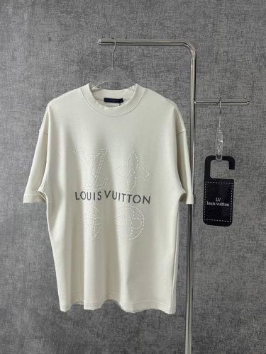 louis Vuitton 路易威登 2025春夏新款采用日本热压技术 珍珠短袖字母T恤 这款 Louis Vuitton T恤采用优质日本尖端纯棉面料制成，柔