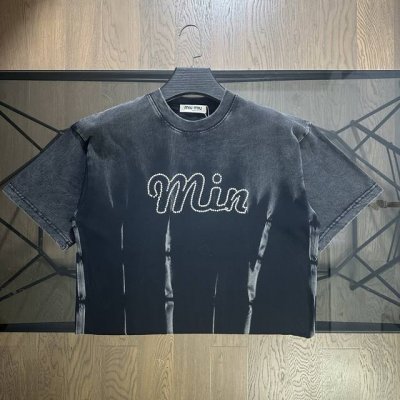 Miu Miu 2025新款重工烫钻Logo水洗泼墨设计短袖T恤 重工水洗设计，32织精梳平纹棉设计，克重十足，重工水洗，胸前Logo字母，后面十字架吊链呼应，