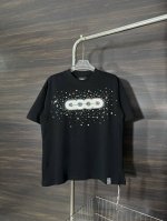 款号：He233 Goodbrand-胸前彩钻圆领短袖T恤 面料采用280克双股双纱纯棉面料，手感舒适柔软，上身舒适透气，领口采用同缸同色罗纹，不紧绷，不变形，