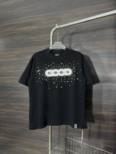 款号：He233 Goodbrand-胸前彩钻圆领短袖T恤 面料采用280克双股双纱纯棉面料，手感舒适柔软，上身舒适透气，领口采用同缸同色罗纹，不紧绷，不变形，