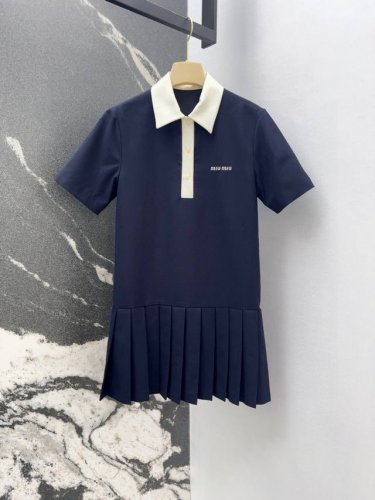 Miu 25Ss 早春新品拼色翻领百褶polo连衣裙 满满的减龄少女感 柔软罗马棉面料 饰有字母Logo刺绣徽标 可盐可甜休闲又清纯 版型百搭不挑人 满足不同场