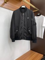 普拉达 2025春款新款夹克 原版1:1订制五金配件全进口原版定制 欢迎专柜对比 超柔软 超级重工 面料做工杠杠的版型完美 注意面料超舒服 独家款 非市场货 男