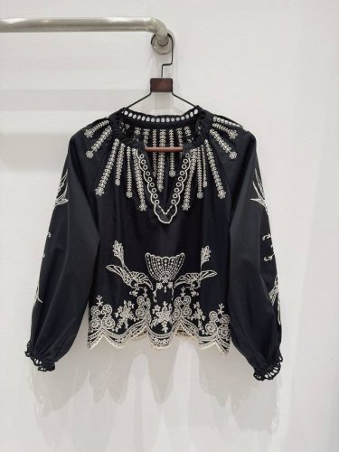 春夏新款 Se@的飞鸟系列 重工刺绣图案 有种鸟语花香的意境 肉眼能看到的精密刺绣针法 黑杏配色十分耐看高级 舒适纯棉材质 穿上好看 品位高雅.. 34.36.