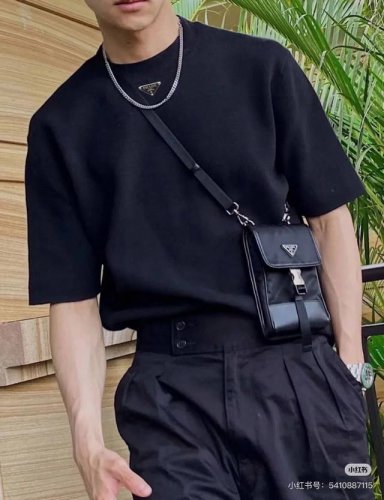 prada 普拉达2025新款胸前三角标休闲圆领男士短袖T恤 这款棉质T恤搭载短袖和罗纹针织圆领，呈现Oversize造型。标志性的涂珐琅金属三角形徽标点缀正面