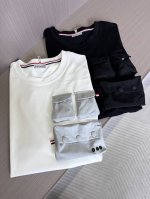 Moncler2025Ss早春新款圆领短T Moncler短袖选用新疆长绒棉面料，无论是柔软亲肤的棉质，还是透气速干的科技面料，都有着出色的透气性与吸汗性，抗皱