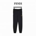 fendi 芬迪 小眼镜刺绣双F织带卫裤 Fd经典元素上身休闲舒适，衣身同色无色差，工费昂贵。 前口袋脚处犀利小眼睛刺绣+亮色双F织带搭配，非常醒目吸睛， 内里