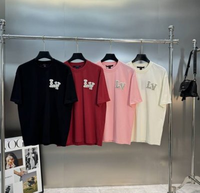 驴牌*25S新款圆领T恤.可搭配套装.宽松版型.男女同款推荐！走秀款.简单基础又不失奢华的搭配组合.Lv仿水晶刺绣贴饰点缀胸前.后背经典驴牌徽章. 采用新品 G