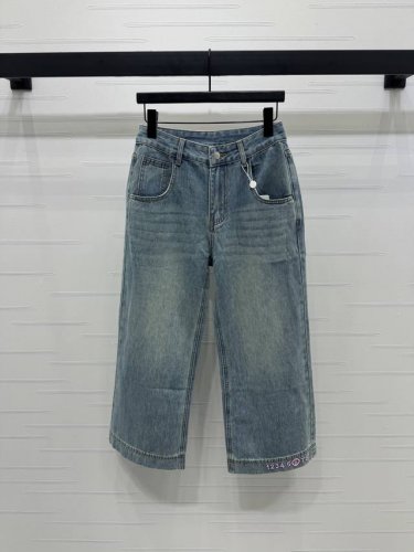 上新原单高端品质 Mm6 2025春夏最新系列！数字Logo直筒牛仔裤！定制进口斜纹全棉牛仔材质 多重水洗 挺括有型 下摆饰以标志性立体字母徽标 品牌格调瞬间提