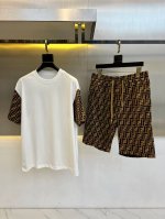 Fendi芬迪、2025新款短袖+短裤套装，Tgvc2025春夏最好看的一款纯棉针织套装，定制专柜扫盲顶级欧棉面料，原版定织罗纹，车线整齐。上身时髦洋气、兼具了