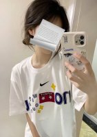 耐克Nike 美式高街录像带刺绣短袖情侣款短袖宽松版型T恤衫学院风短袖 ~260克紧密纯棉面料 不起球不变形 透气舒适抗菌 ~版型比较立体男女都能穿 最大体重穿