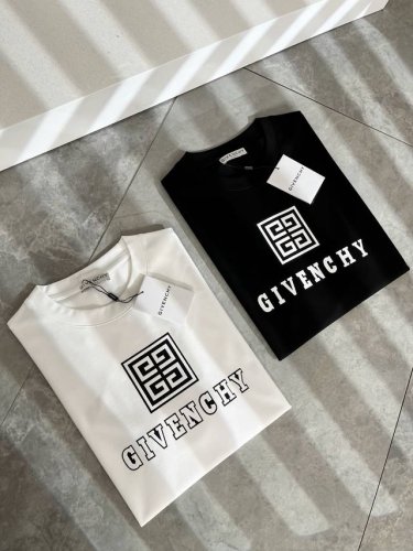 giv*Chy 纪*希2025春夏新款男女同款短袖T恤，主创时尚注入了全新时尚能量。通过探索各种题材和性感魅力，极具辨识度，引领全新街头时尚潮流。该款是G家独家