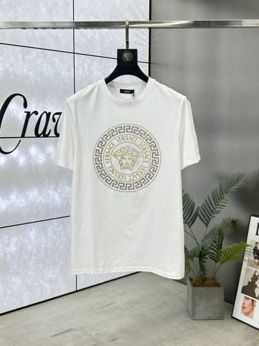versace 范思哲 ，25Ss春夏新品水晶钻圆领短袖T恤，正面缀饰有美杜萨金色头像与进口澳钻品牌标识设计，打造男士基本款单品，为男士衣橱注入新意。采用80支