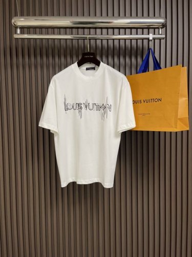 Lv 2025Fw早春新款涂鸦刺绣短袖T恤，定制260G全棉双纱紧密爽滑面料，布面干净，布纹清晰，手感非常细腻扎实，更加力挺 袖口加宽螺纹设计，贴合手腕宽度，紧