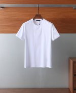 prada普拉达160支双面液氨棉 .面料柔软舒适透气，经典百搭款 简约标志字母刺绣的设计 合体的版型 领口微微贴合颈部 上身挺拔而更具时尚感 整体上身感不会过