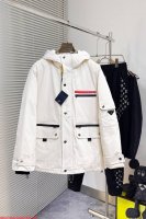 普拉达 官网款秋冬新款羽绒服。这款号称羽绒服届最高端的，全部90绒的三标齐全带着经典的Logo组合搭配，第一眼看到就是满满的视觉冲击，保暖性能更出色，轻便不厚重