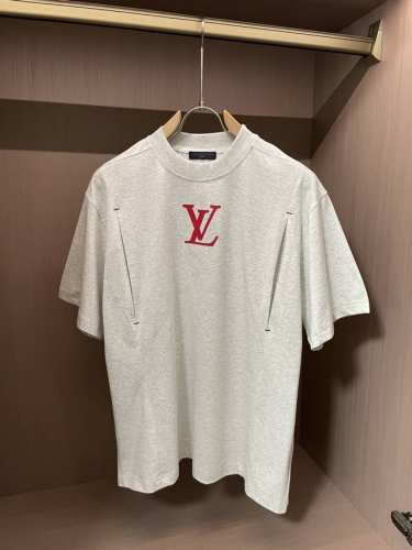 路易威登 Louis Vuitton 2025春夏新品 简约间尽显奢华风范。黑白灰经典配色，百搭又时尚。标志性的红色“Lv”标识醒目而精致，彰显品牌身份。独特的