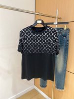 lv2025春夏新款男女同款短袖T恤，最新款全网独家首上！！~既经典有时尚百搭，谁不爱啊，将经典再次展现，非常的耐看，自带低奢光环与辨识度！传统的品牌理念和现代
