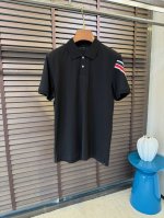 p240 Mq&蒙寇2025Ss新款Polo衫。采用定制棉再生纤维素纤维聚酯纤维混纺面料，自带清凉感，抗皱吸汗速干，上身舒适度极高；袖子饰以品牌字母Logo，低