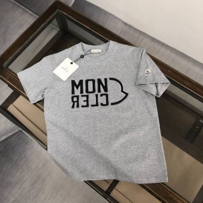 moncler 蒙口 新款男士圆领短袖 情侣T恤 春夏新品 高品质 时尚百搭潮款 定制进口面料 数 穿着舒适 透气 时尚不失个性 上身休闲随性 帅气有型 彰显大