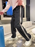 Miu 顶级货品 2025春夏新款休闲裤！官网同步发售。品牌经典Logo休闲裤 ，定制面料，舒适度极好，手触感强烈。辨识度极高，完美品相工艺。 尺码：M-3Xl