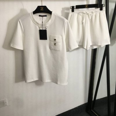 款号20252872 Lv*新款休闲套装，老花拼皮口袋短袖T恤+短裤，白色，黑色，Sml， M码；肩宽39，胸围100，袖长24，长61；腰围66弹力，长37