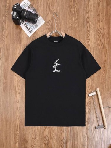 Arc‘Teryx 始祖鸟，2025 Ss春夏新款 大鸟立体Logo刺绣 圆领短袖T恤男女同款 前幅祖鸟字母万针精细凸绣双重设计,后幅下摆印花发泡品牌字母立体有