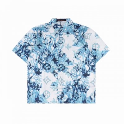 louis Vuitton 路易威登 珊瑚海藻短袖衬衫 采用真丝面料 亲肤的同时衣服更也更显质感 这款清新的短袖衬衫采用本系列的Monogram Aquagar