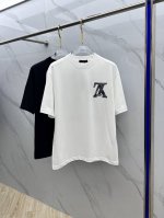 lv*路易威登 2025Fw春夏新品圆领打底外穿T恤，立体感Logo微廓形半袖纯棉打底，手感面糯有骨感，柔而有韧性。工艺处理，韧性和抗皱性能得到大幅度提高。微廓