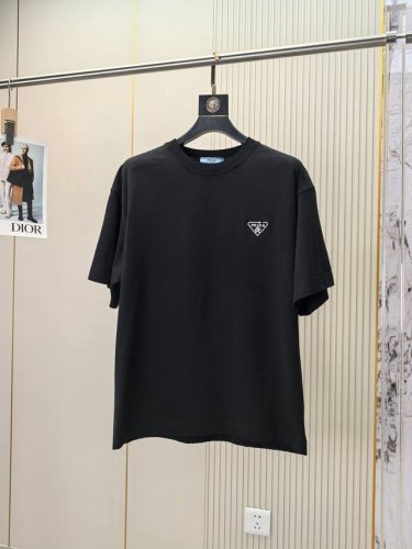 普拉达。2025春夏新品时尚圆领短袖高级定制百搭款式！更有实用感 任何人都可以轻松驾驭 高端棉面料制作，手感非常奈斯，不起球，不变形，奢华经典设计，非常显档次懂