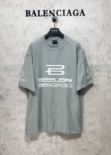 balenciaga巴黎世家顶级版本1:1官网品质 赛车道短袖T恤 椭圆机印花细腻 图案部份采用涂鸦风格 多工艺字体结合 正面 背面和衣袖饰以Al艺术作品印花