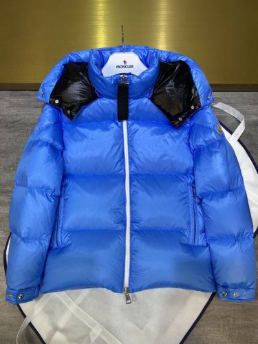 P590 蒙口Moncler羽绒服刘昊然明星同款面包服情侣装、面料采用韩国 进口，防水防风耐磨，所以面料一定是想象中的很柔软有一定的厚度。袖子上配有标识性Mon