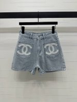上新原单高端品质 Chane* 2025春夏最新系列！双C徽标牛仔短裤！定制斜纹棉牛仔材质 多重水洗 呈现出挺括质感 高腰牛仔短裤裁剪 对称口袋搭配基础轮廓线耐