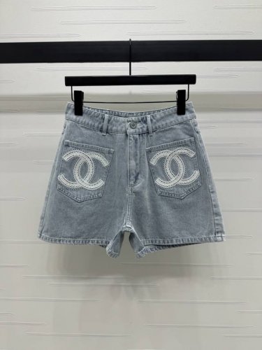 上新原单高端品质 Chane* 2025春夏最新系列！双C徽标牛仔短裤！定制斜纹棉牛仔材质 多重水洗 呈现出挺括质感 高腰牛仔短裤裁剪 对称口袋搭配基础轮廓线耐