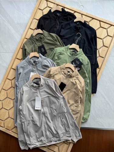 Lululemon露露乐檬Stretch Ventilated 男士户外休闲防晒皮肤衣L立领夹克外套 专业级户外皮肤衣 兄弟们不要错过 精致的刺绣Logo 纯色