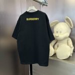 Burberry 春夏限定款，定制织梦雅韵罗纹棉 质感细腻 舒适贴肤 以纯黑之色 诠释着优雅 标志性地标识跃然衣上 低调却醒目 彰显独特身份与魅力 凸显肩部线条